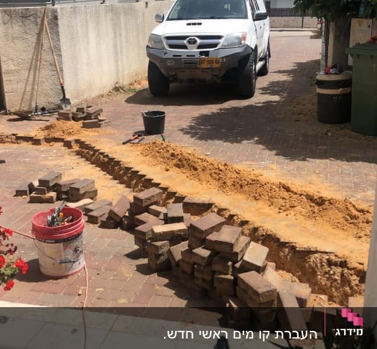 חפירה באדמה עם כלים לבנייה ותיקון צנרת